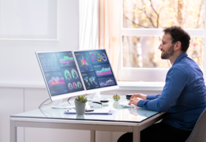 marketing professional using data analytics