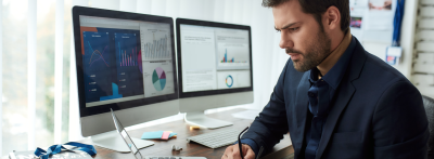 financial analyst at work